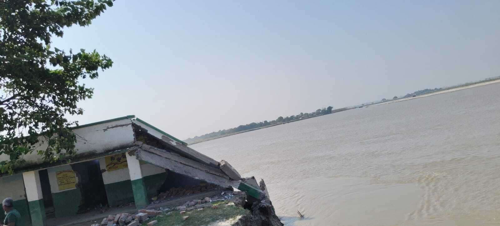 उधवा में गंगा कटाव तेज, विद्यालय भवन का आधा हिस्सा गंगा नदी में समाया