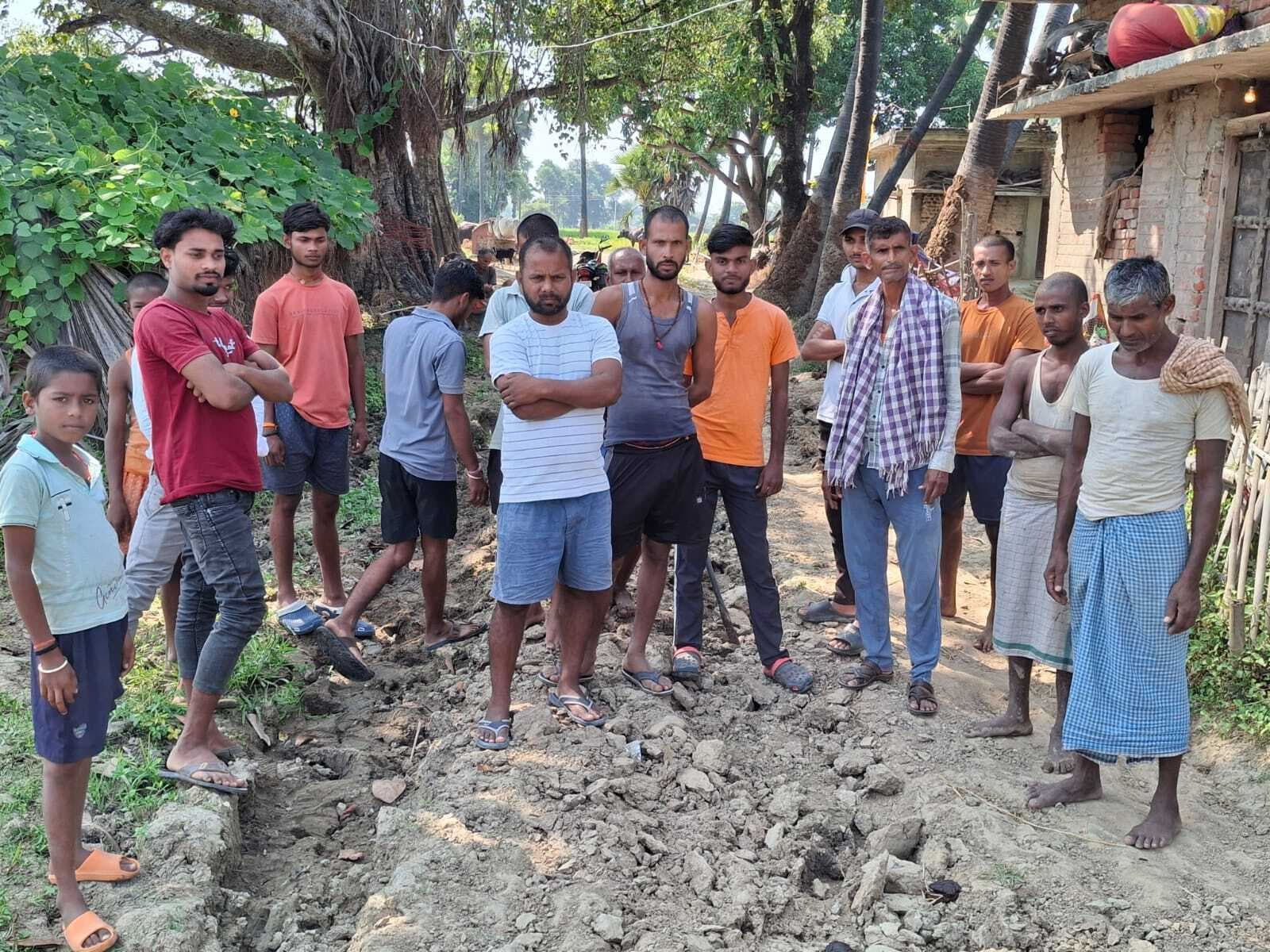 सड़क नहीं बनने पर वोट नहीं देने का किया एलान