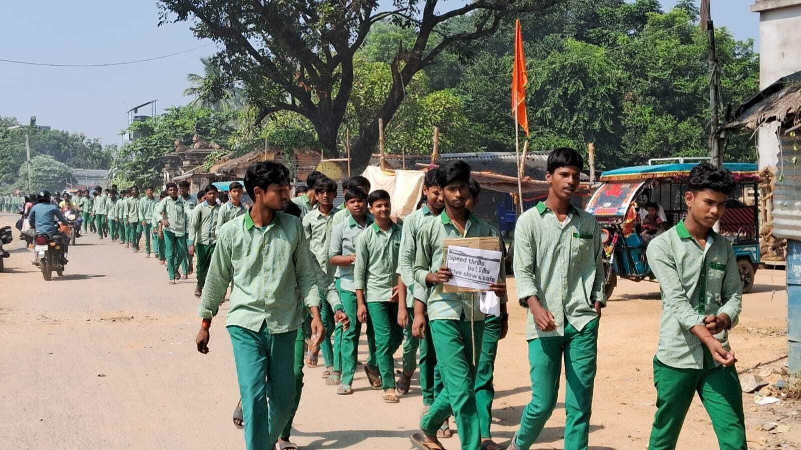 छात्रों ने रैली निकाल सड़क सुरक्षा के प्रति किया जागरूक