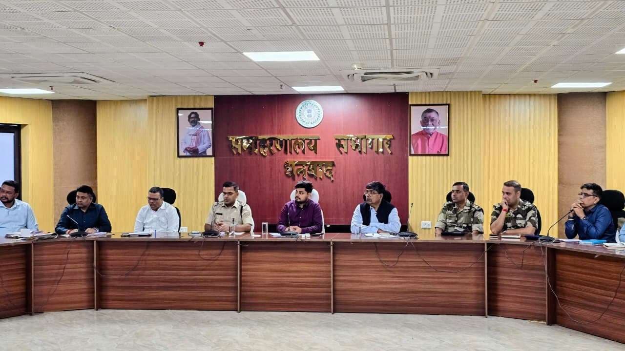 Dhanbad News: प्रशिक्षित कर्मियों से ही करायें ब्लास्टिंग, लीज होल्ड एरिया में करें ओबी डंप : उपायुक्त