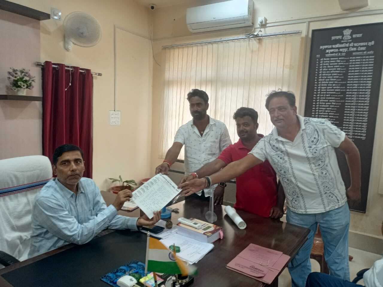 झील तालाब छठ पूजा समिति के सदस्यों ने एसडीओ को सौंपा ज्ञापन