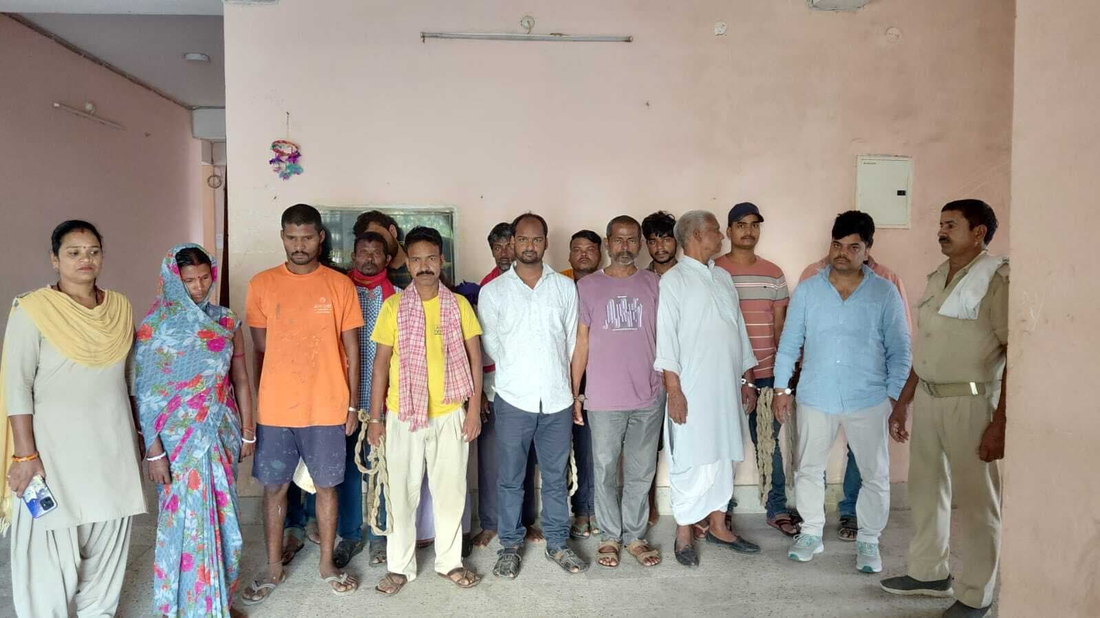 महिला समेत दो शराब तस्कर गिरफ्तार, 13 शराबी भी पकड़े गये