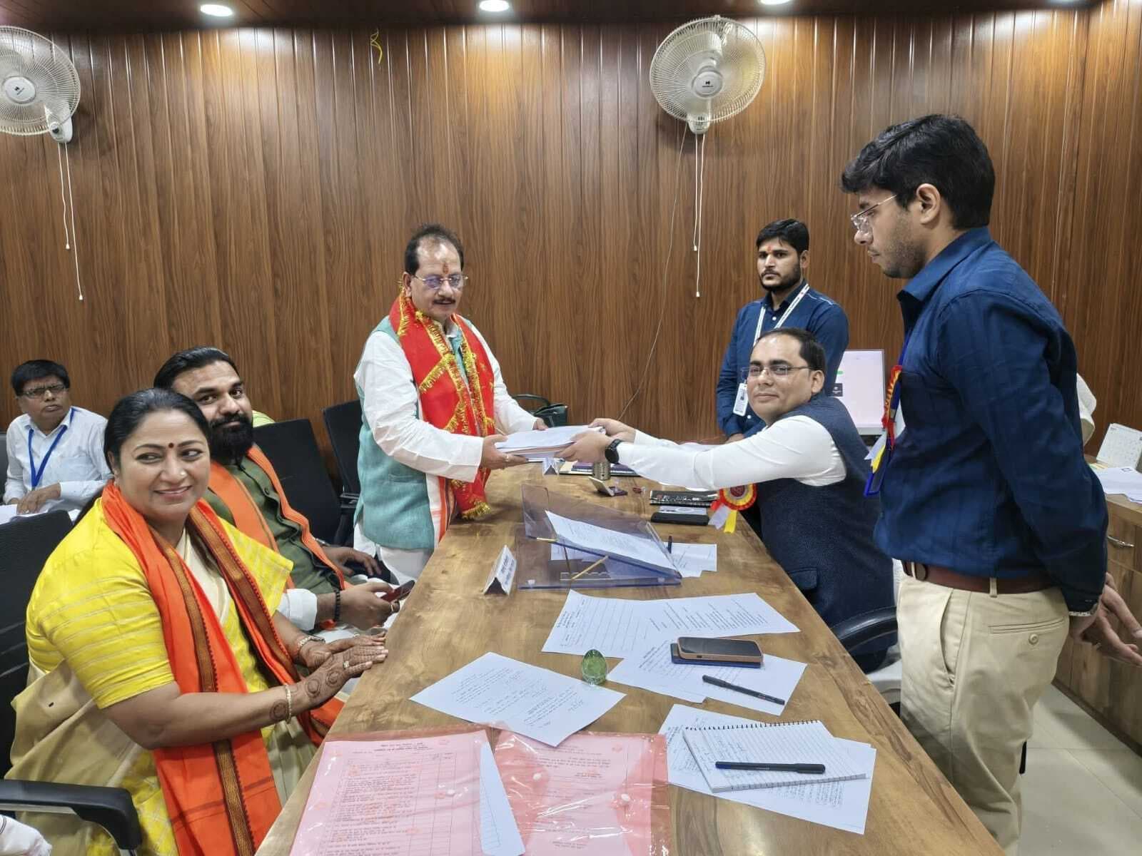 लखीसराय विधानसभा क्षेत्र से डिप्टी सीएम विजय कुमार सिन्हा ने किया नामांकन