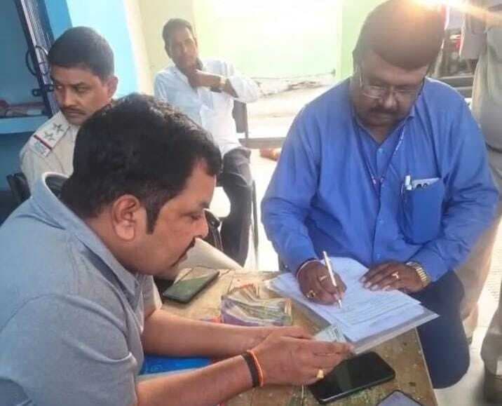 बाइक सवार से जब्त किया 68,670 रुपये