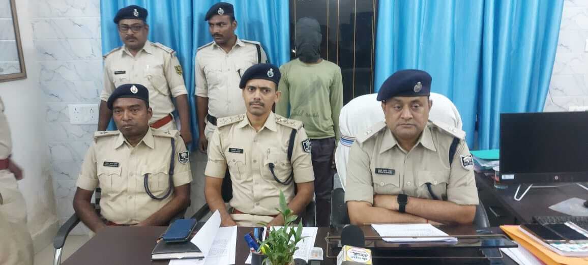 कट्टा, पिस्टल व 22 कारतूस के साथ तीन हथियार तस्कर गिरफ्तार