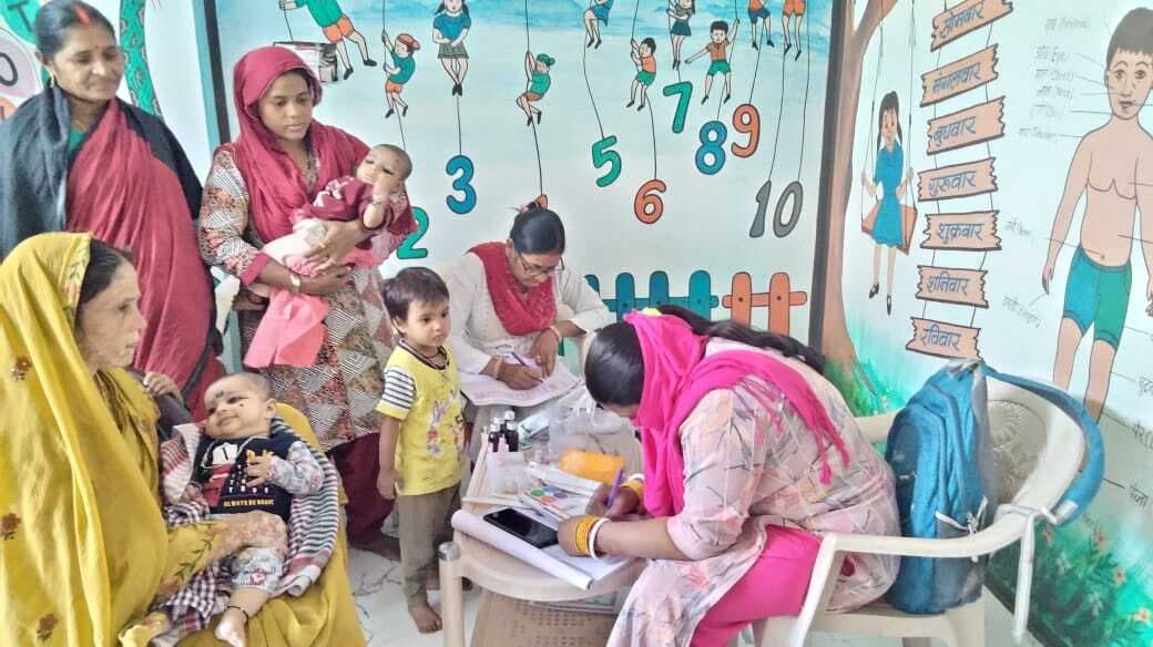 आंगनबाड़ी केंद्र पर बच्चों को लगाया गया टीका