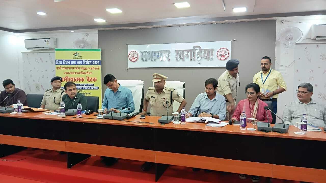 पर्व में शांत बनाये रखने संवेनशील स्थानों पर रखें नजर: डीएम