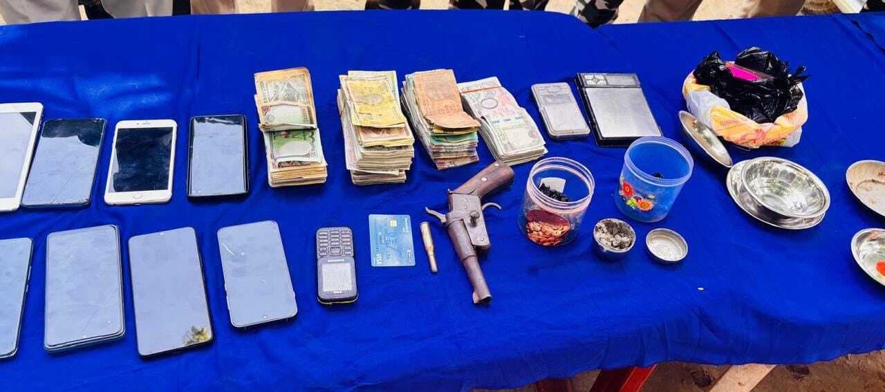 Madhubani News : एसएसबी व पुलिस की कार्रवाई में ब्राउन शुगर, हथियार सहित कई सामान जब्त, दो गिरफ्तार