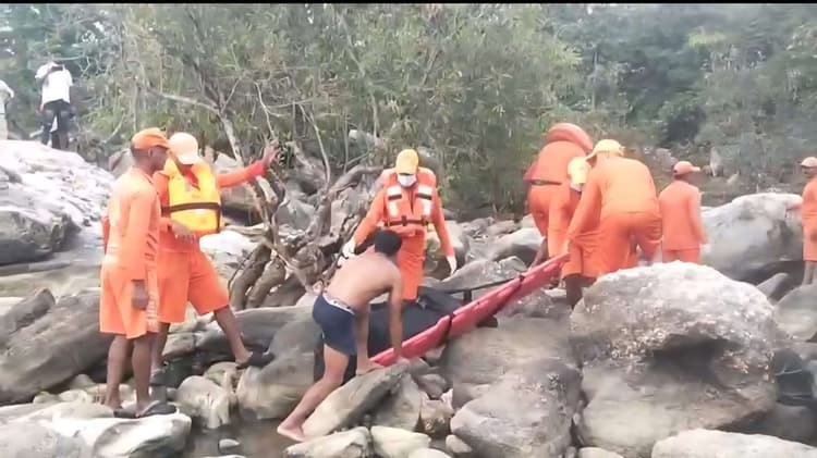 दशम फॉल से चौथे दिन निकाला जा सका युवक का शव