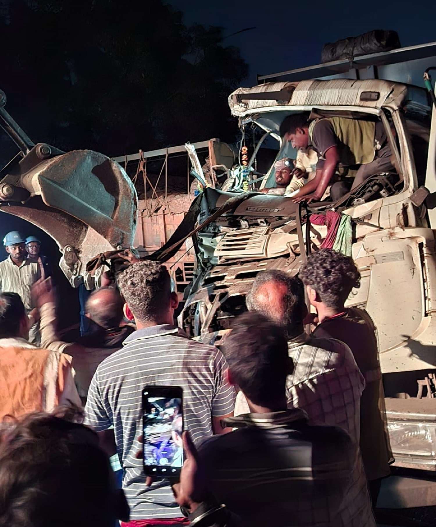 Bokaro news : ट्रेलर-हाइवा में टक्कर, बाल-बाले बचे चालक