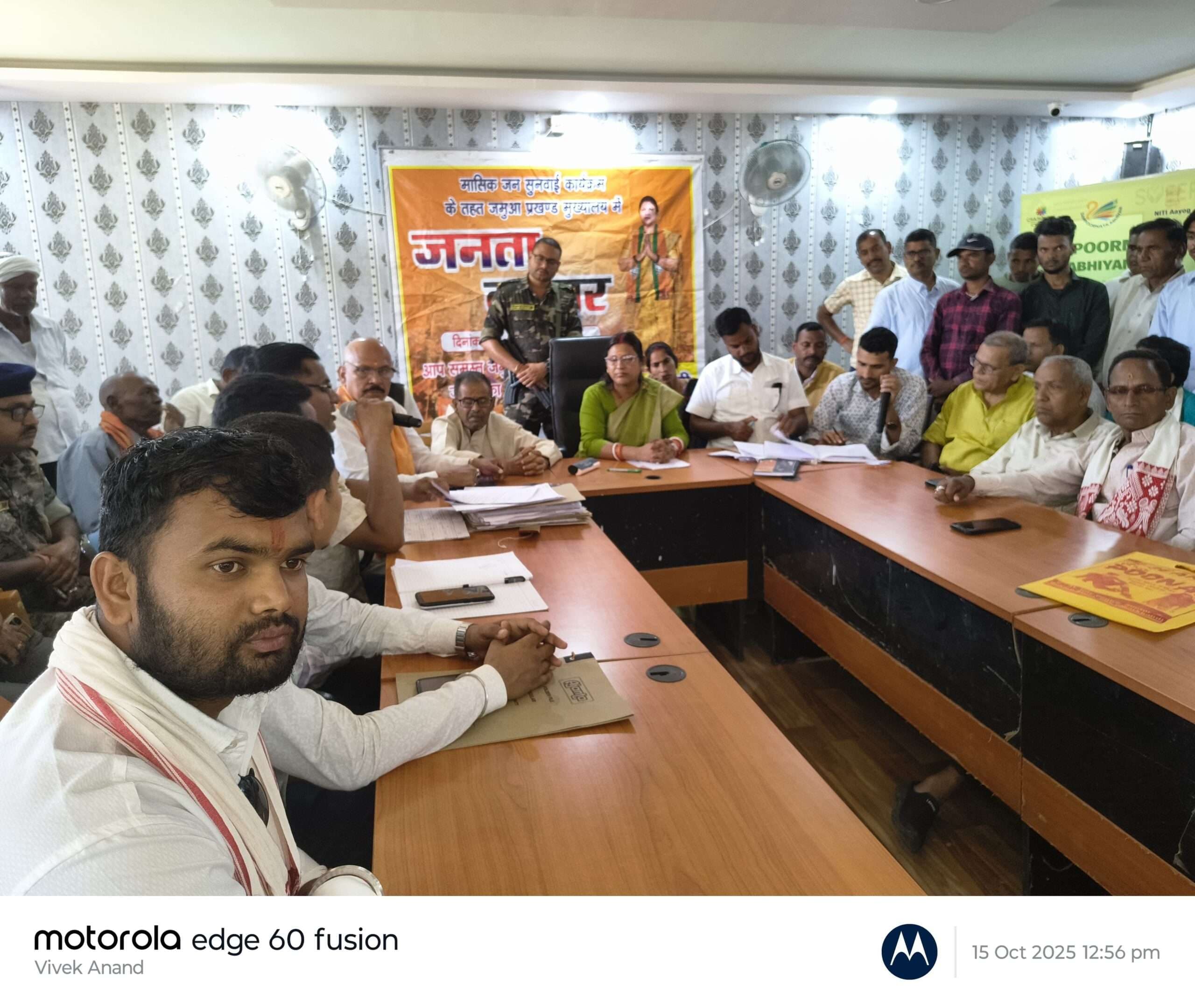 Giridih News :विधायक के जनता दरबार में नहीं पहुंचे अधिकारी, हंगामा