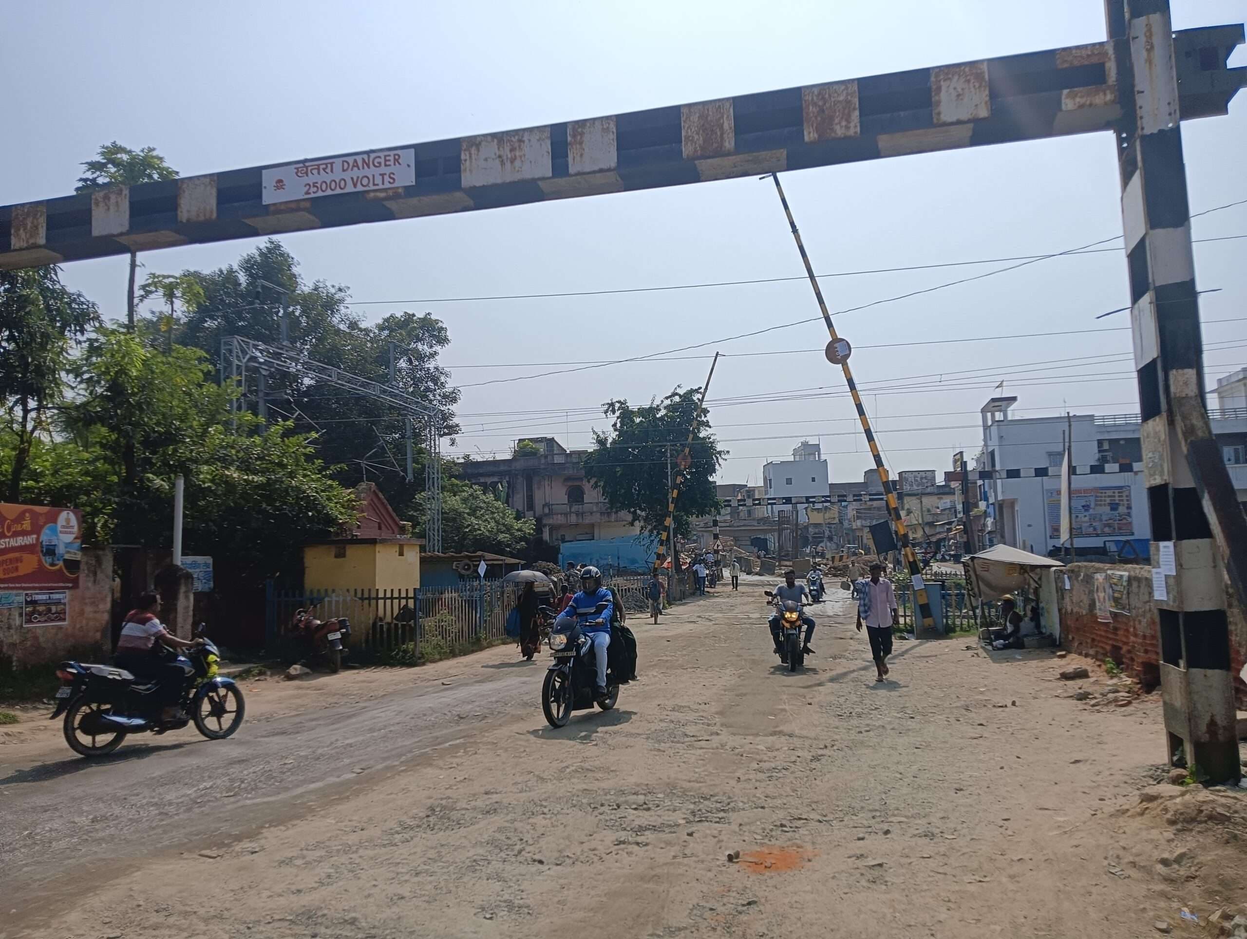 Giridih News :दो घंटे की जगह 45 मिनट में ही हो गया काम, रेलवे क्रॉसिंग पर स्थिति सामान्य