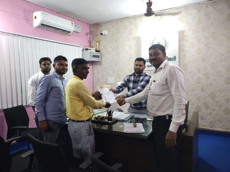 Giridih News: घाट-बाजार की सफाई को ले कार्यपालक पदाधिकारी को ज्ञापन