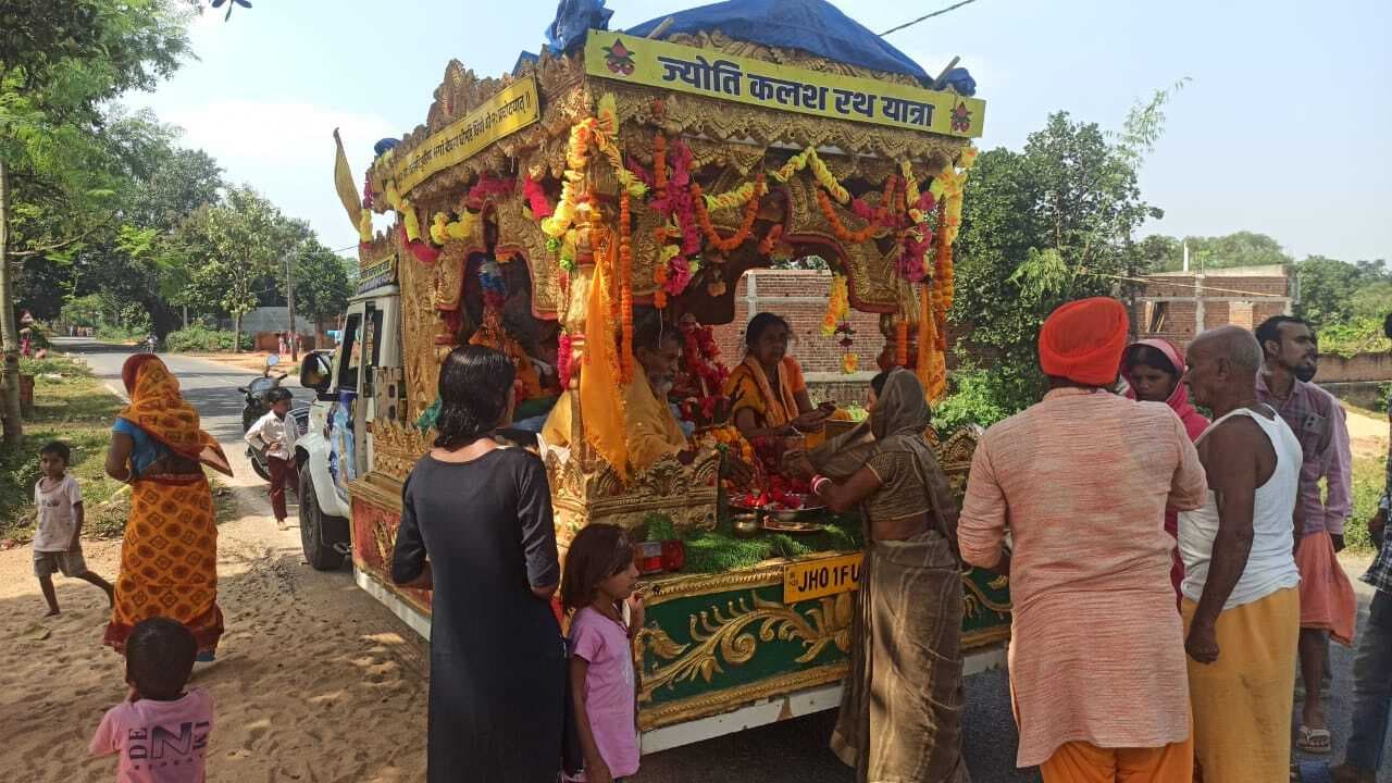 Giridih News :गायत्री परिवार की ज्योति कलश यात्रा में उमड़ रहे लोग