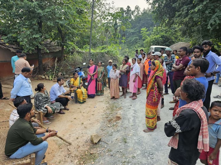 East Singhbhum News : वोट बहिष्कार समस्या का समाधान नहीं  प्रशासन जल्द ठोस कदम उठायेगा : बीडीओ