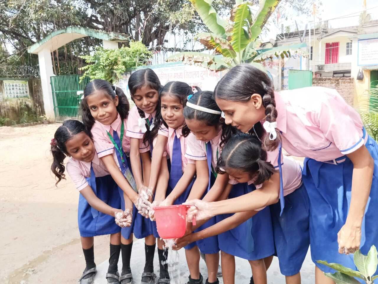 Dhanbad News: स्कूलों में मना विश्व हाथ धुलाई दिवस