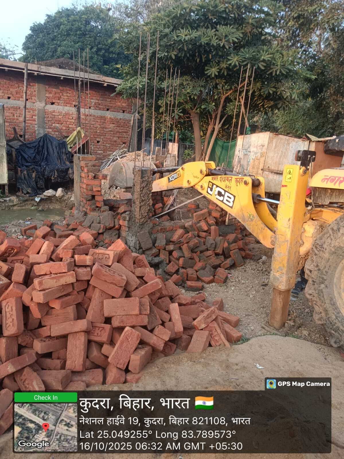 कुदरा में निर्माणाधीन प्याऊ चढ़ा अनियमितता की भेंट, नगर प्रशासन ने किया ध्वस्त