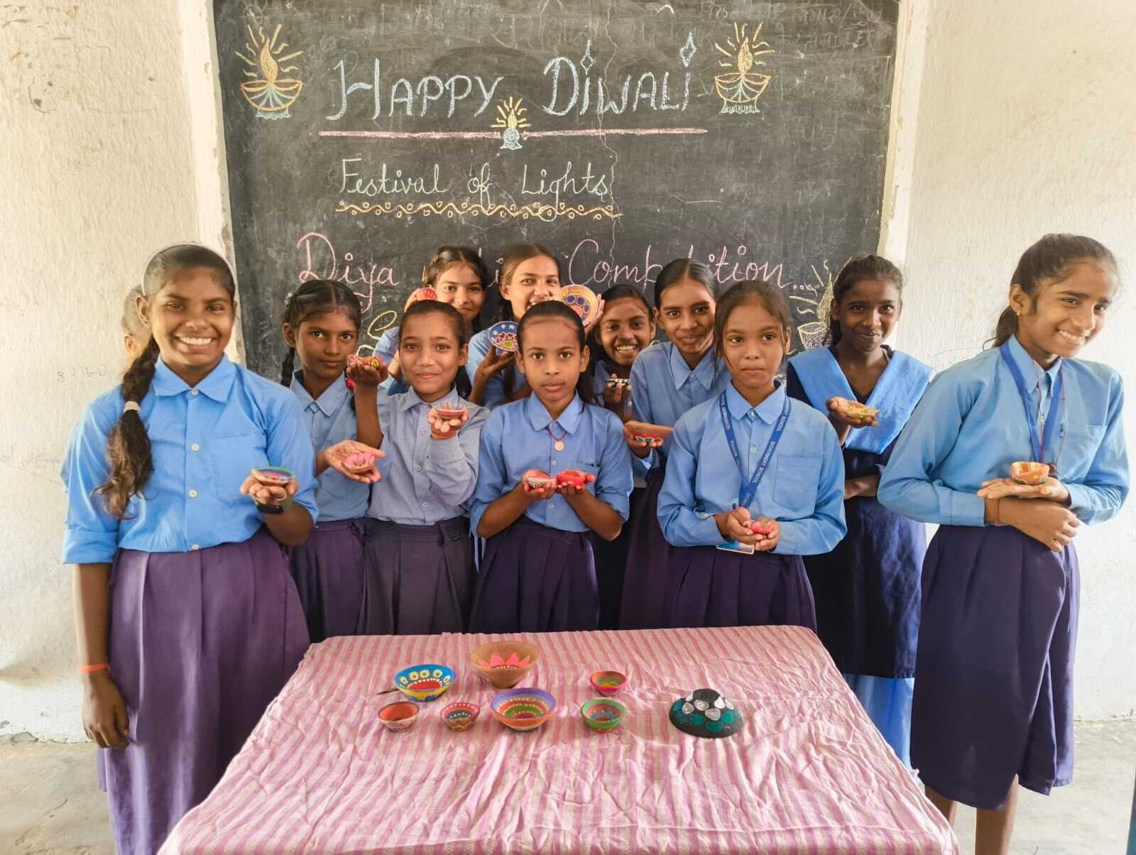 महुआरी विद्यालय में हुई दीप मेकिंग व रंगोली प्रतियोगिता