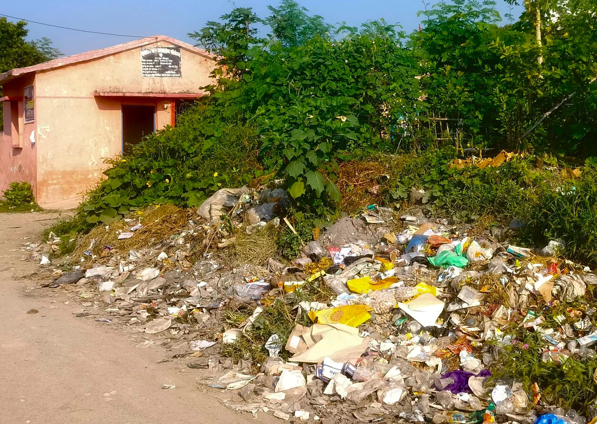 बसिनी आंगनबाड़ी केंद्र के पास फेंका जा रहा कूड़ा, लगा अंबार