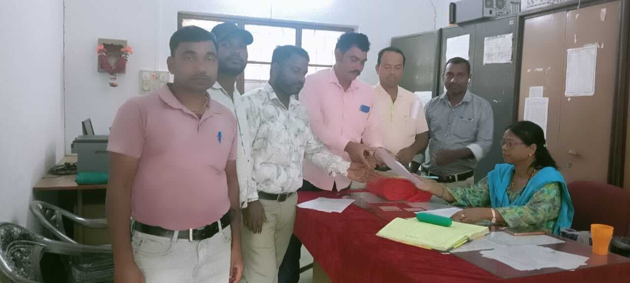 मजदूरी, सेवा नियमितीकरण और बीमा सुविधा की मांग