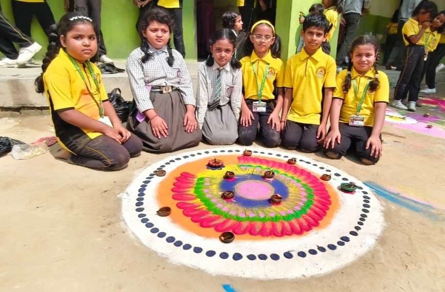 पारंपरिक व आधुनिक शैली की बच्चों ने बनायी रंगोलियां