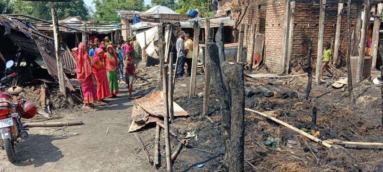 शॉर्ट सर्किट से लगी आग, एक दर्जन घर जले