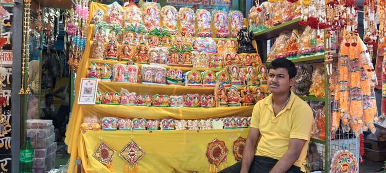 धनतेरस को लेकर सजा बाजार, दुकानदारों को धन वर्षा की उम्मीद