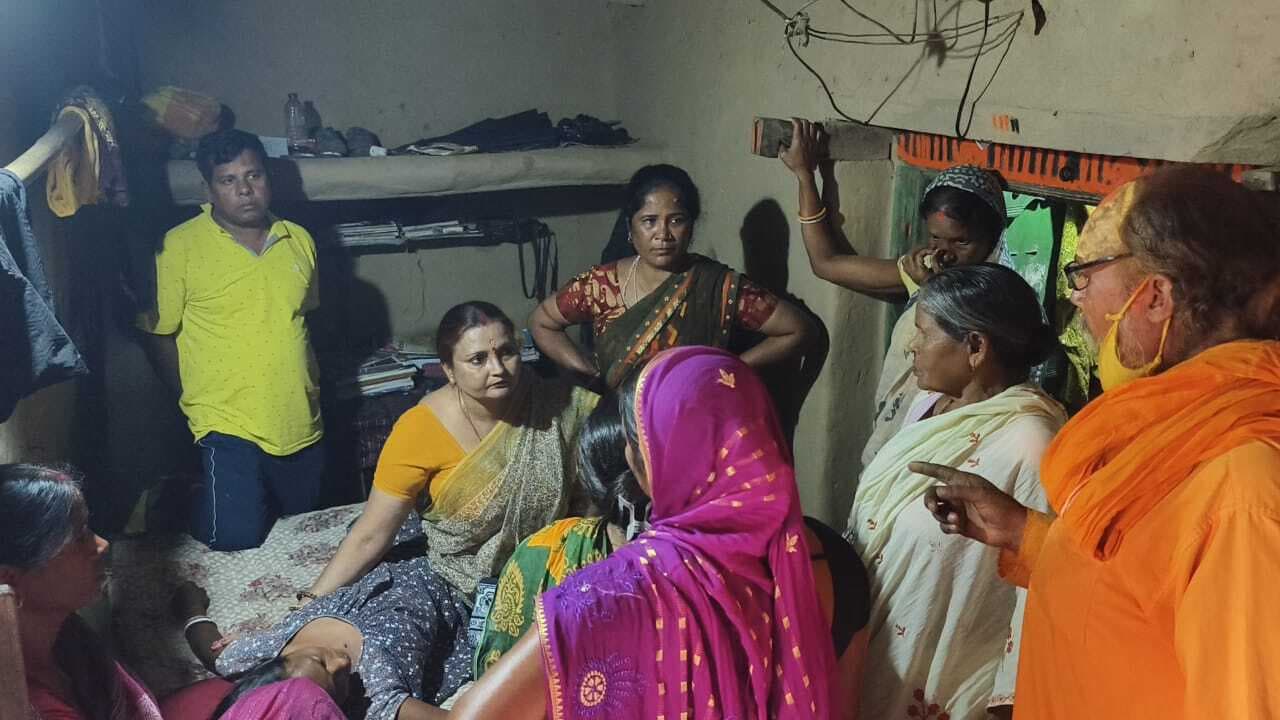 भाजपा नेत्री ने मृत बच्चे के परिजन से की मुलाकात