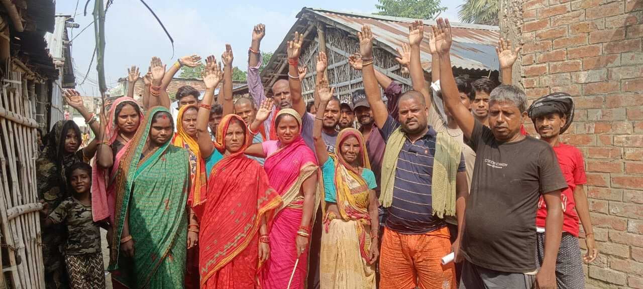 सड़क नहीं तो वोट नहीं'''' के नारे लगाकर वोट बहिष्कार का किया ऐलान