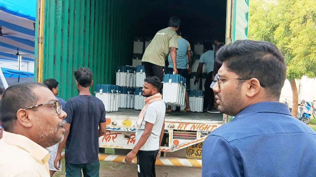 वेयर हॉउस से ईवीएम को भेजा गया तारापुर आरएस कॉलेज वज्रगृह