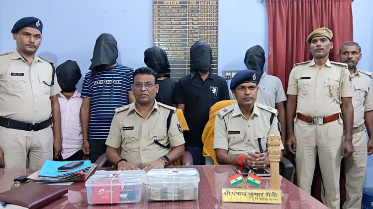 वारिसलीगंज पांच साइबर ठगों गिरफ्तार, साढ़े चार लाख रुपये जब्त