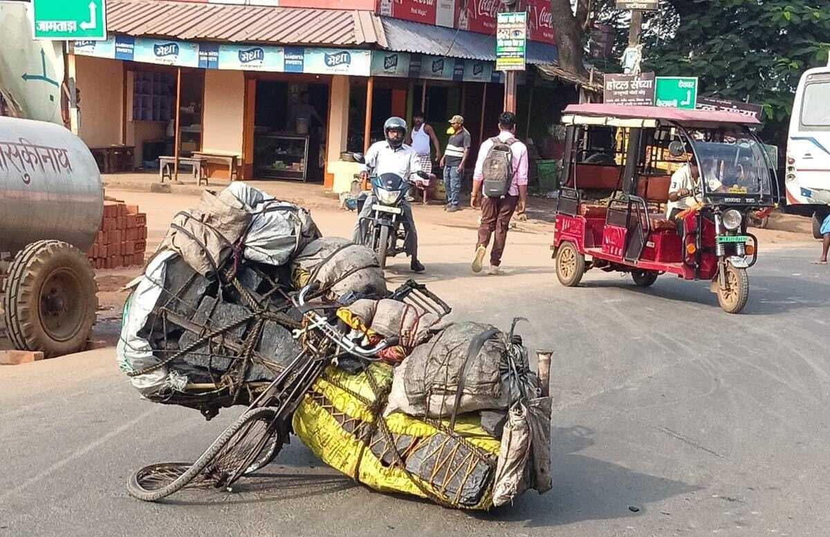टोटो के धक्के से कोयला ढो रहा साइकिल सवार जख्मी