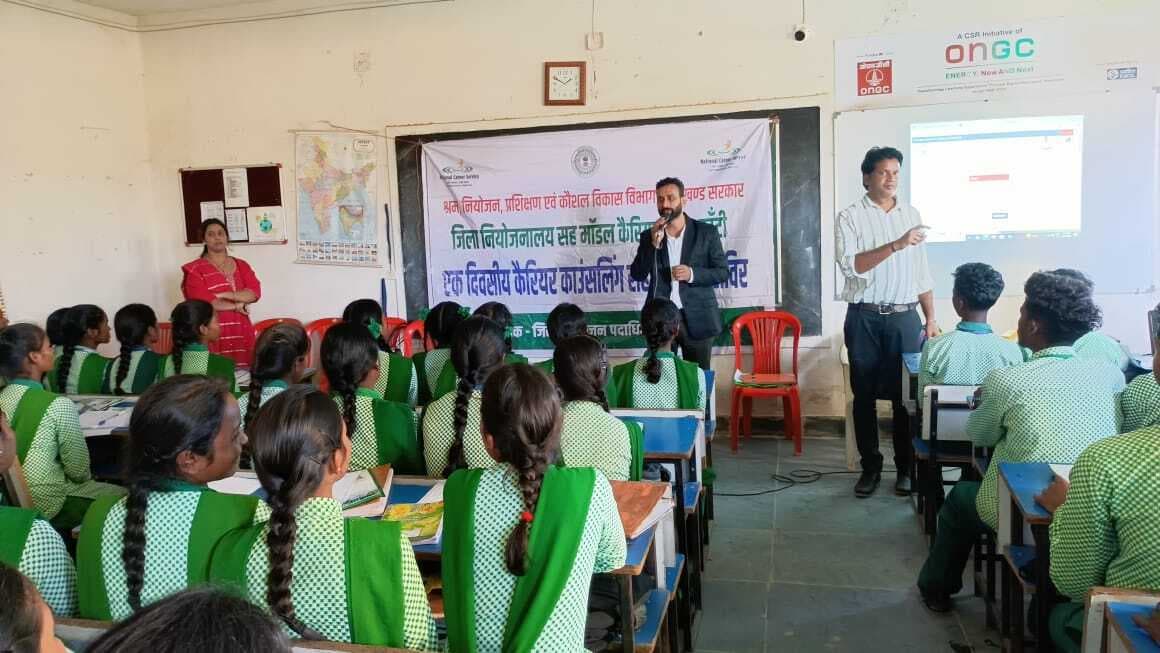 कैरियर काउंसलिंग सह निबंधन शिविर का आयोजन