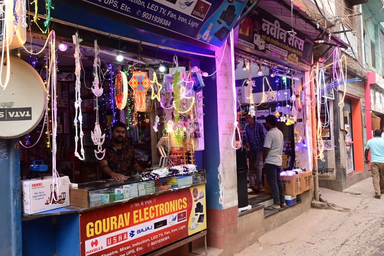 Deoghar News : दीपावली में मेक इन इंडिया लाइटों से सजा बाजार, डायमंड कट झालर की डिमांड अधिक