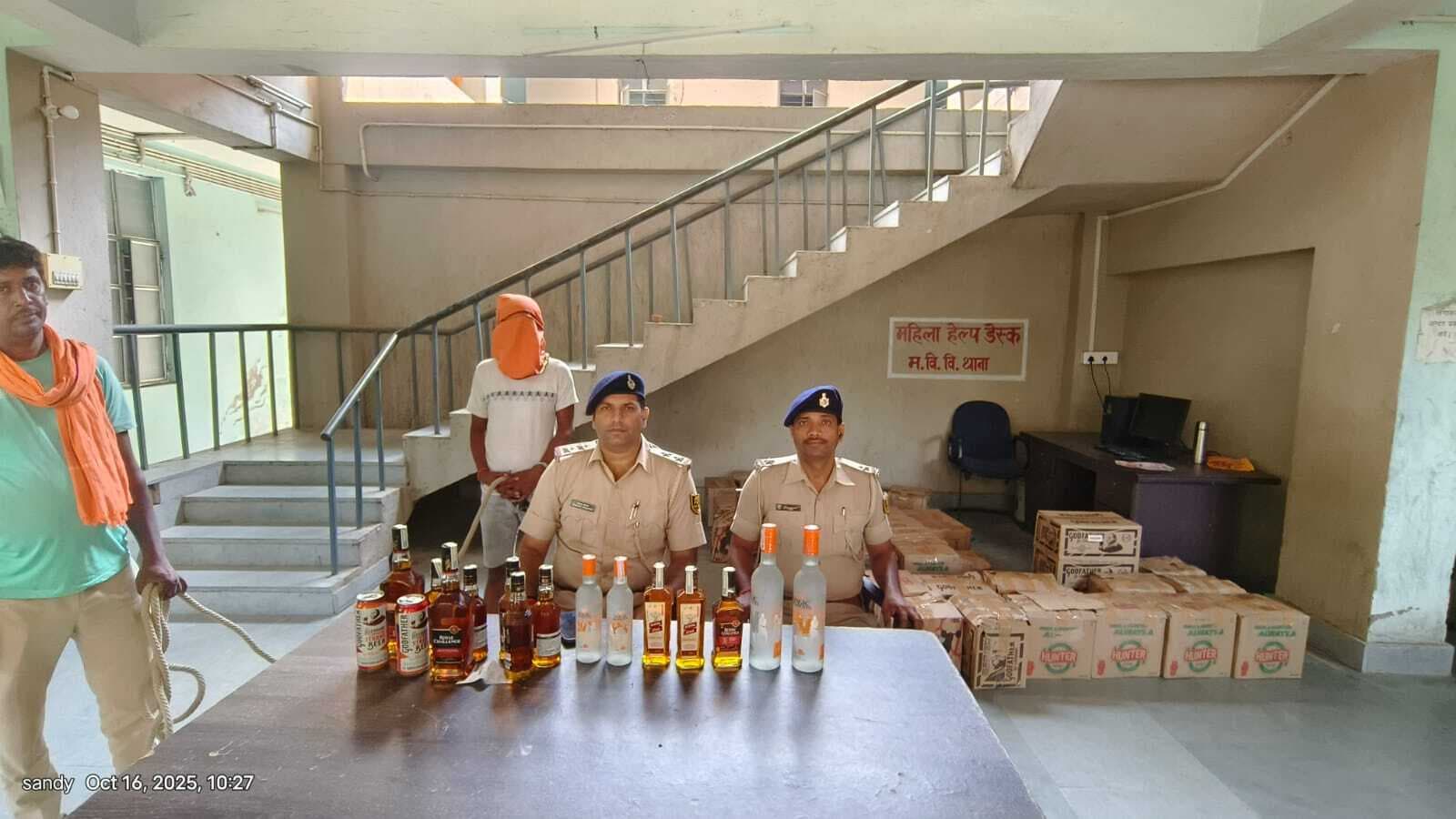 390 लीटर शराब के साथ स्कॉर्पियो सवार गिरफ्तार