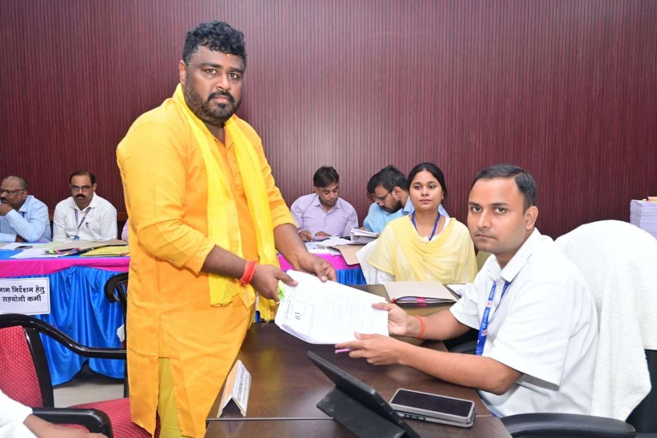 मुंगेर से कुमार प्रणय व अविनाश विद्यार्थी एवं जमालपुर से पूर्व आइजी शिवदीप लांडे ने किया नामांकन