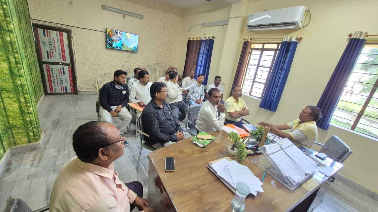 hajipur news. बूथों पर सुविधाएं करें सुनिश्चित : बीडीओ