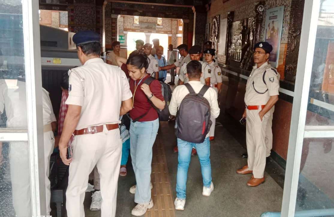 रेल पुलिस एएसपी ने जमालपुर स्टेशन पर लिया सुरक्षा मानकों का जायजा