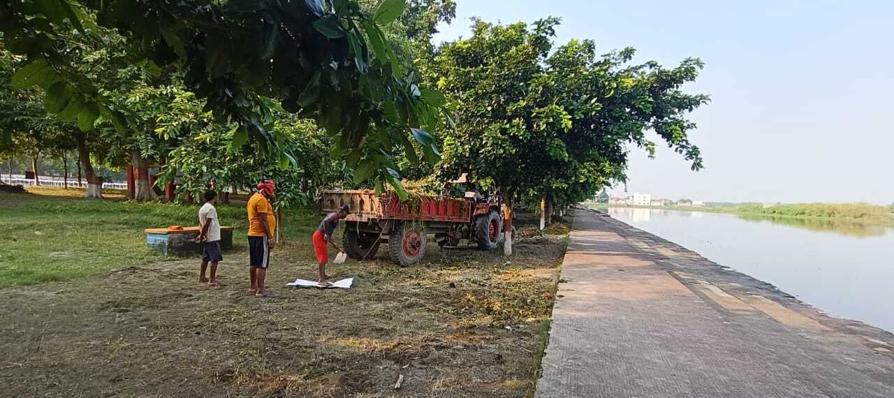 छठ महापर्व:दस दिन शेष निगम के छठ घाटों पर मंथर गति से हो रही साफ- सफाई