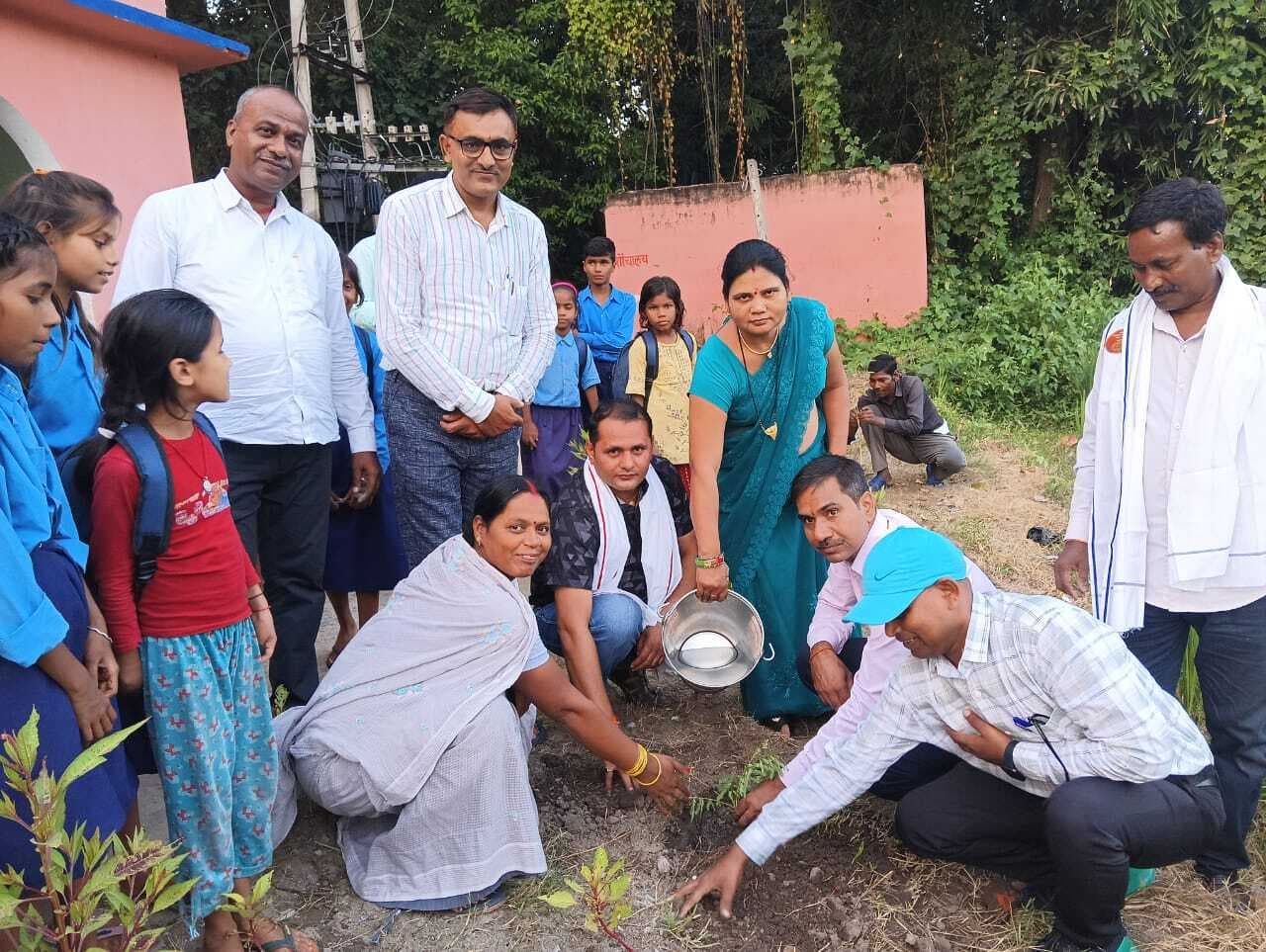 स्थानांतरण व पदोन्नति प्राप्त करने वाले शिक्षकों को दी विदाई