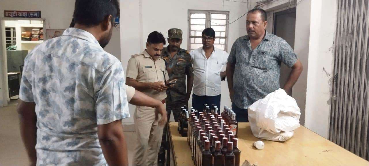 गांधीनगर में छापेमारी, 23 लीटर शराब जब्त