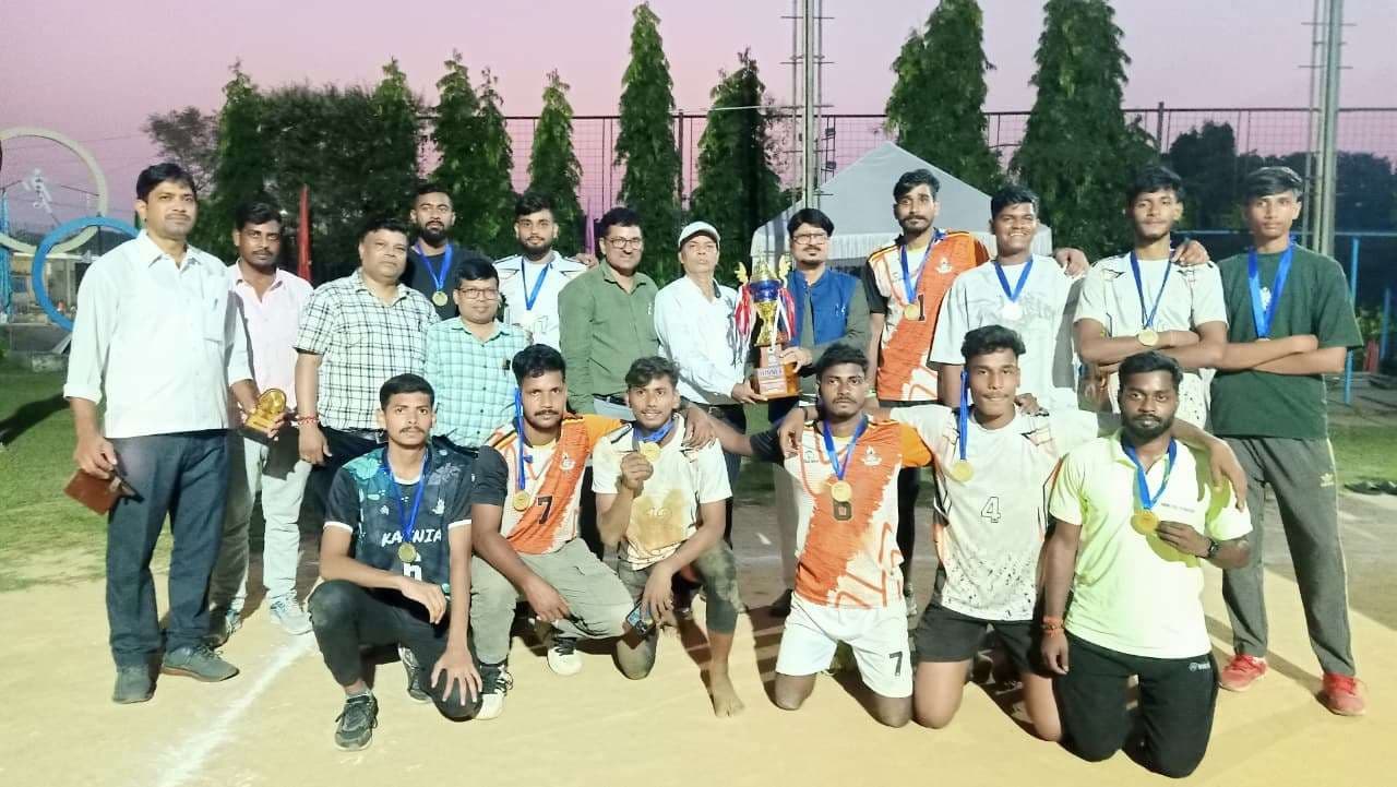 Kolhan University inter college volleyball tournament: को-ऑपरेटिव और ग्रेजुएट कॉलेज की टीम ने जीता खिताब
