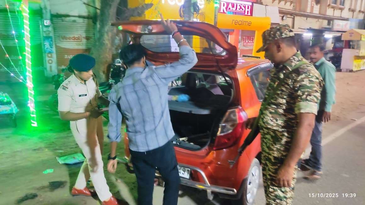 चुनाव को लेकर जुबली वेल चौक पर स्टेटिक सर्विलांस टीम कर रही वाहन जांच