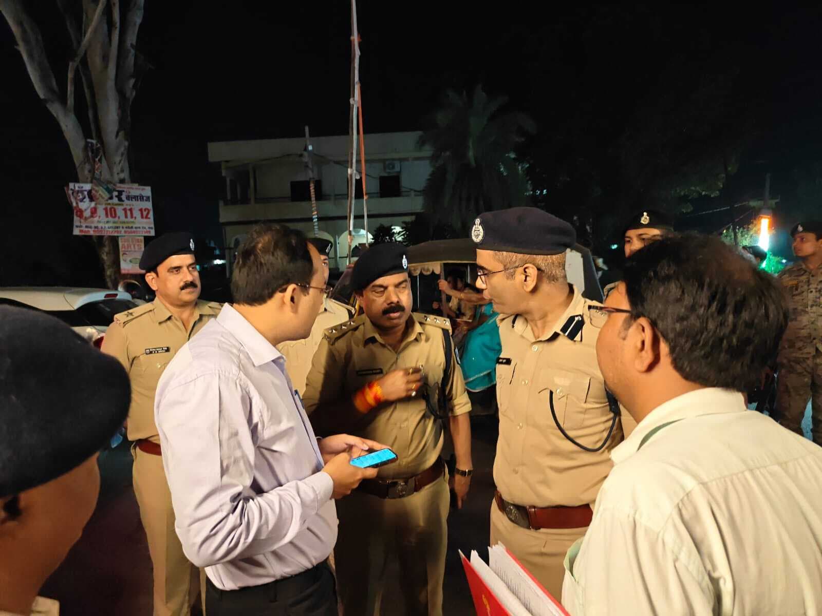 अवैध गतिविधियों पर कड़ी निगरानी रखें - डीएम