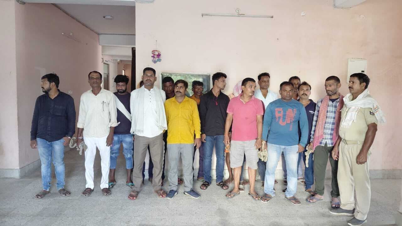 तीन शराब तस्कर व 14 शराबी गिरफ्तार, 17 लीटर शराब जब्त