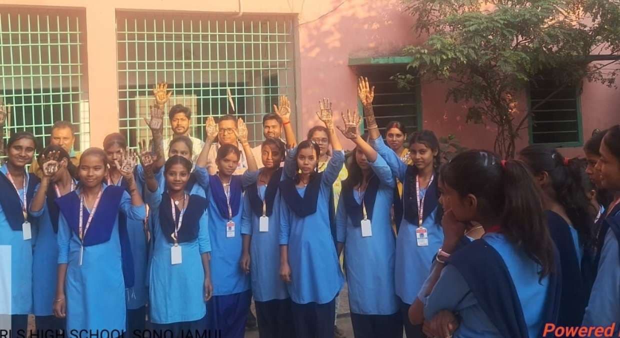 छात्राओं ने मेहंदी रचा वोट करने के लिए किया प्रेरित