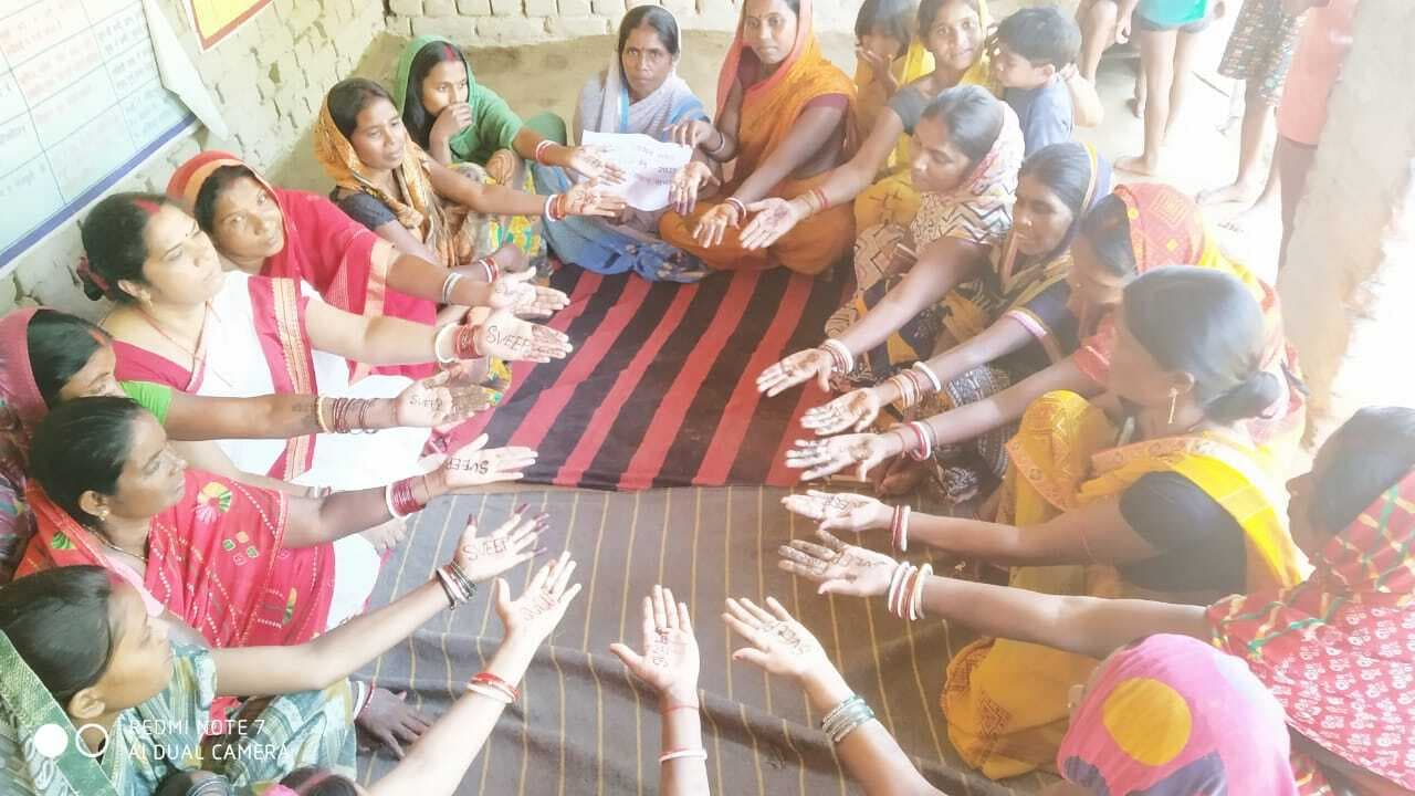 महिलाओं ने मेहंदी रचाकर दिया मतदान का संदेश