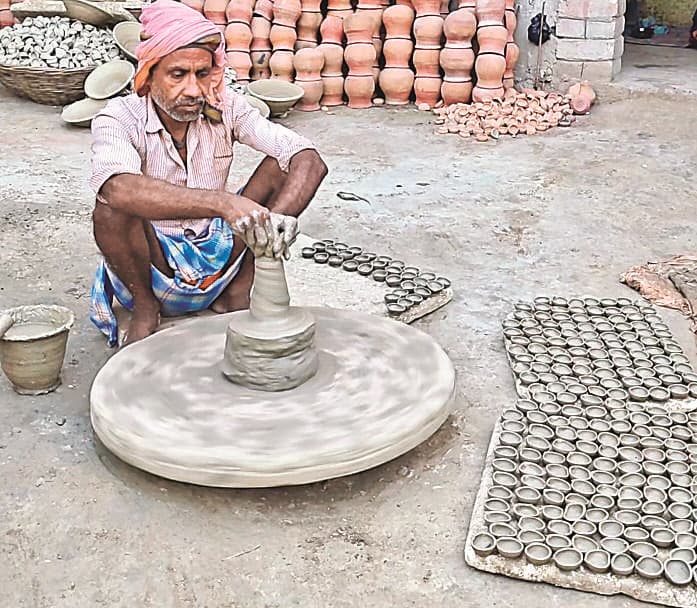 Saran News : दीपावली की रौनक से खिले कुम्हारों के चेहरे