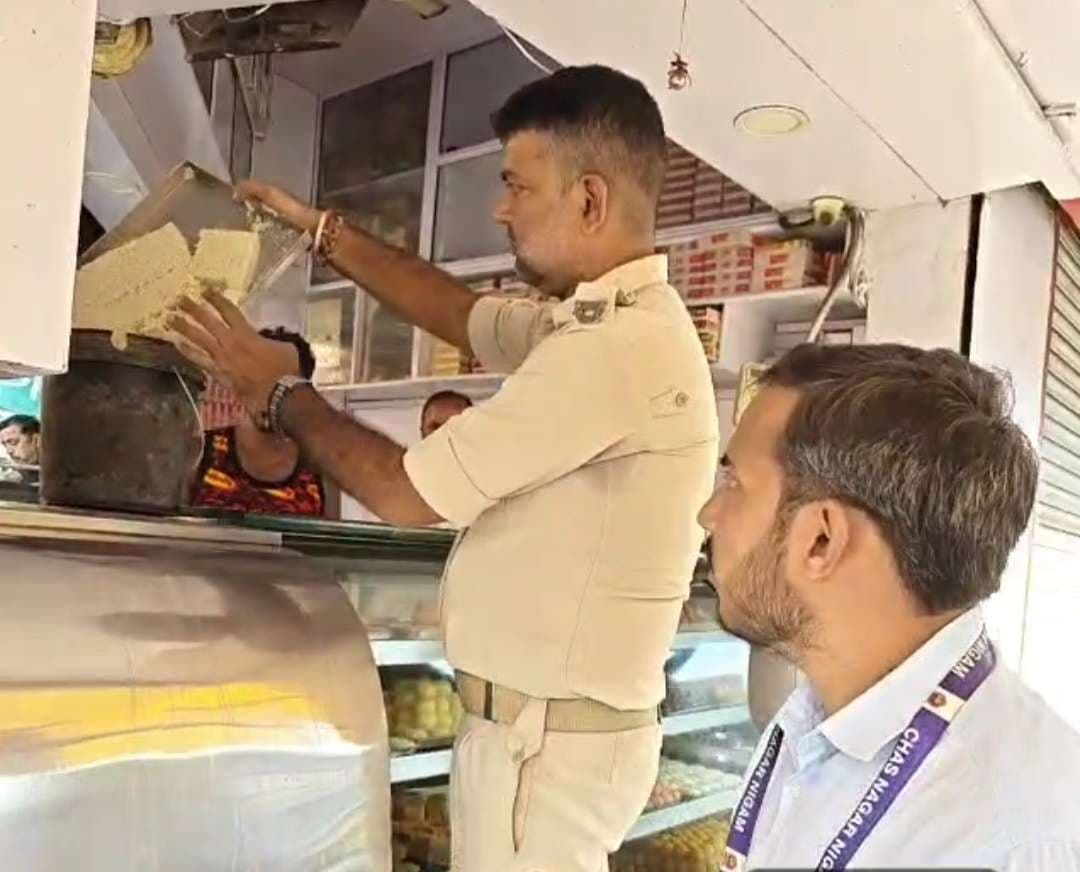 Bokaro news : दुकानों में मिली एक्सपायरी मिठाइयों को किया डिस्पोज