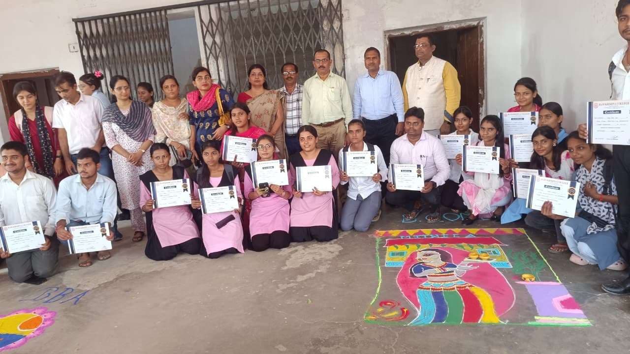 Madhubani News : आरके कॉलेज में दीपावली पूर्व रंगोली प्रतियोगिता का हुआ आयोजन